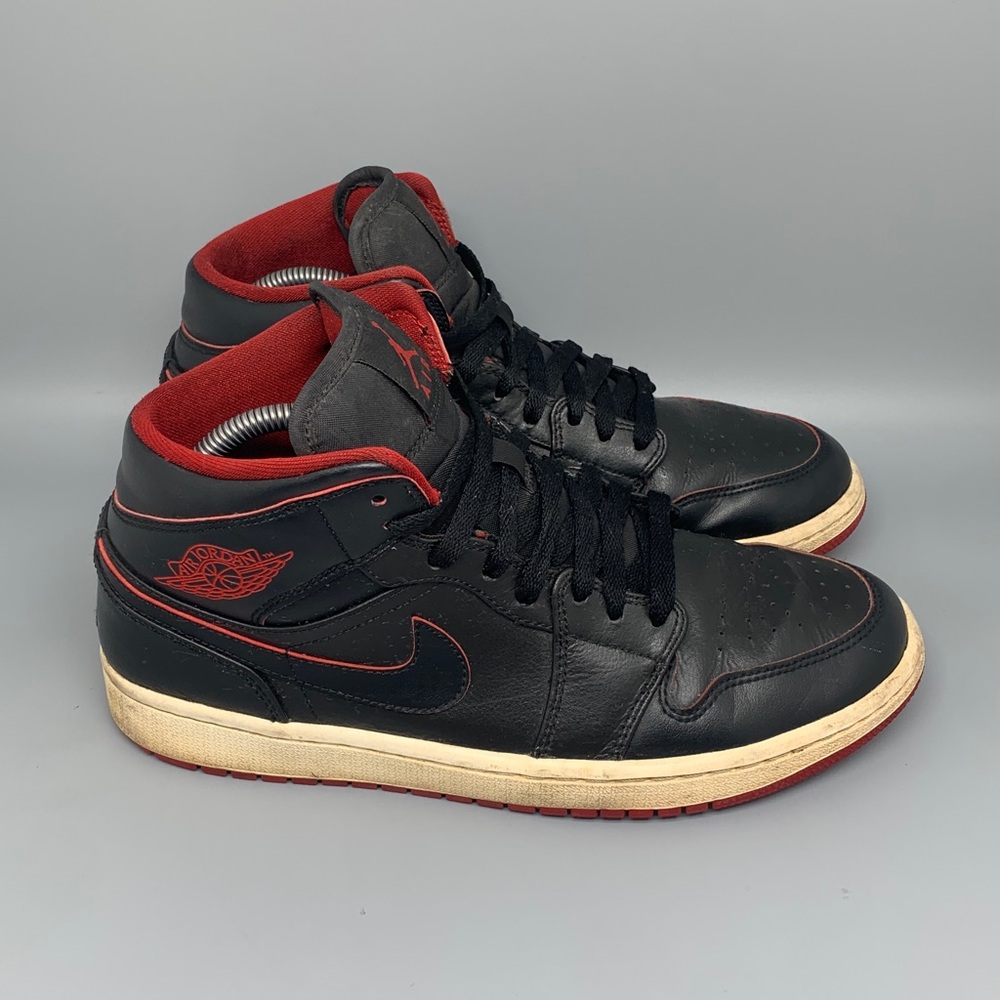 Jordan 1 Mid Black Red‎ Basketball Shoes 554724-028 Men’s Sz 8.5